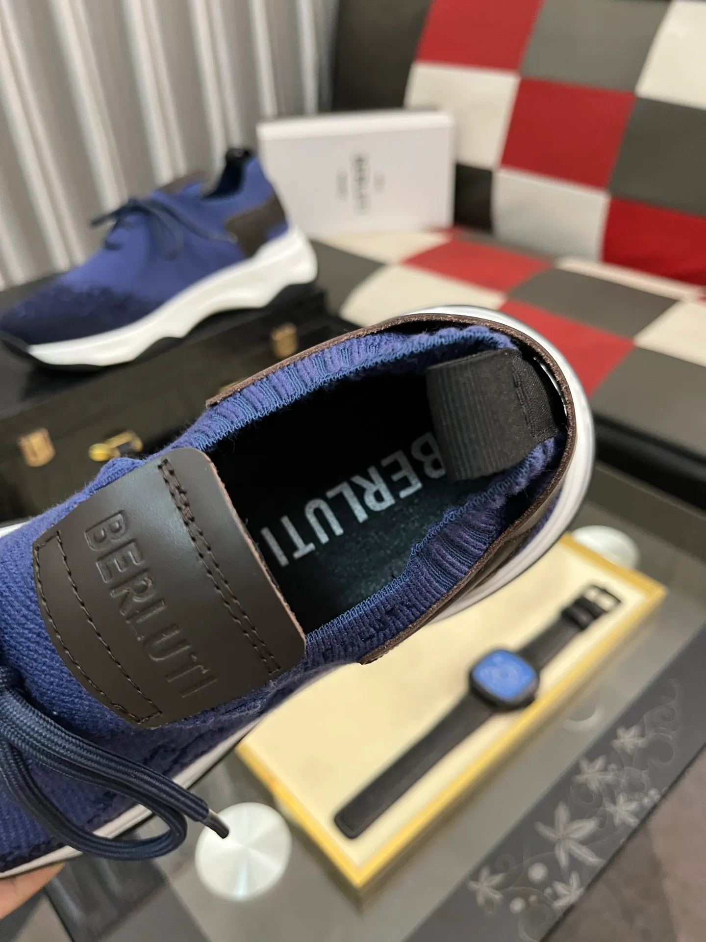 Men's Men's Shoes 💰400⌚️⌚️Berlut* France's top men's shoes, Berluti brand broke the rules in its first show and launched a new Edge shoe last. This model is hand-crafted with exquisite and fashionable fly-woven cowhide, a water-dyed cowhide lining, and an original color-blocked lightweight and wear-resistant rubber sole. This bold improvement of the iconic shoe last is of great significance to the creative work of its unique shape and edge width. On Alessandro shoes, this sharp-edged silhouette is made more see-through through Kris' bold and professional new Cloudy dyeing, making it classic and fashionable! Size: 38-46